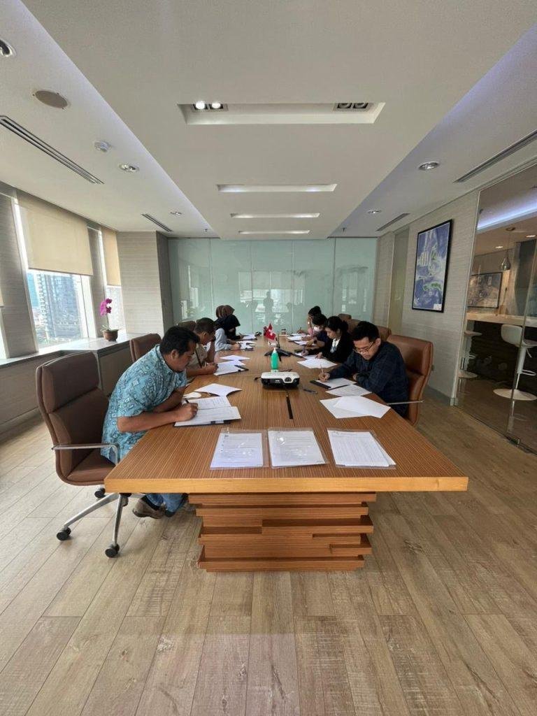Proses seleksi dan evaluasi kandidat di ruang rapat